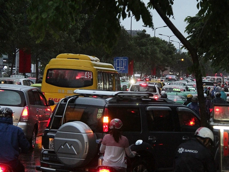 Mưa lớn, TP.HCM lại ngập nhiều nơi